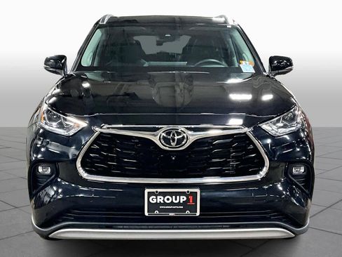 Used 2023 Toyota Highlander Platinum image 3