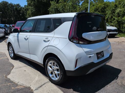 Certified 2023 Kia Soul LX w/ LX Technology Package FWD image 7