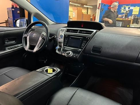 Used 2017 Toyota Prius V Four w/ Carpet Mat Package FWD image 11