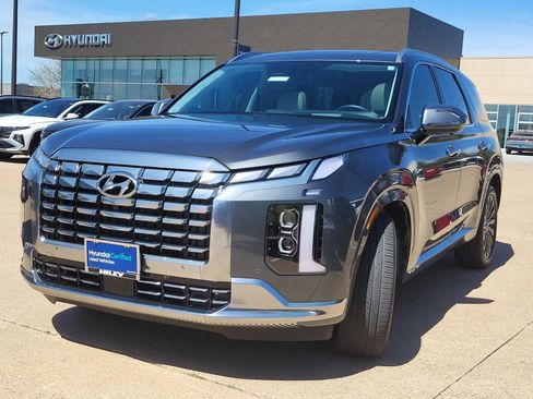 Used 2025 Hyundai Palisade Calligraphy FWD image 2
