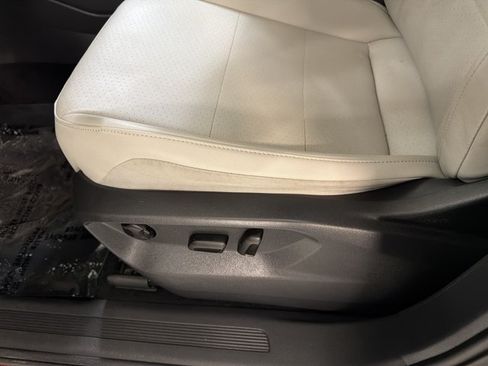 Used 2019 Volkswagen Tiguan SE w/ Panoramic Sunroof Package AWD/4WD image 16