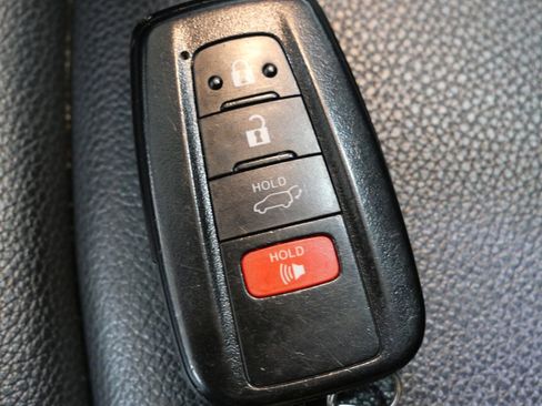 Used 2021 Toyota Highlander XLE image 29