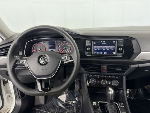 Used 2020 Volkswagen Jetta SE FWD image 3