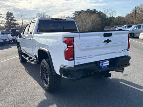 Used 2025 Chevrolet Silverado 2500 ZR2 w/ Technology Package image 14