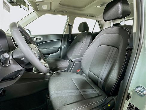 Used 2025 Hyundai Venue SEL image 8