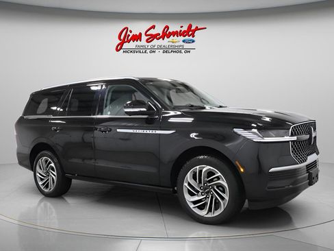 Used 2025 Lincoln Navigator Reserve image 2