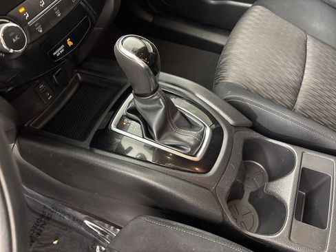 Used 2017 Nissan Rogue S AWD/4WD image 40