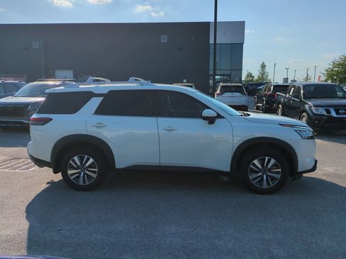 Certified 2024 Nissan Pathfinder SL FWD image 2