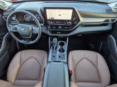Certified 2025 Toyota Highlander Limited image 17