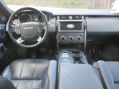 Used 2018 Land Rover Discovery SE image 13