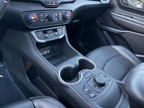 Used 2022 GMC Terrain SLT w/ Tech Package image 22