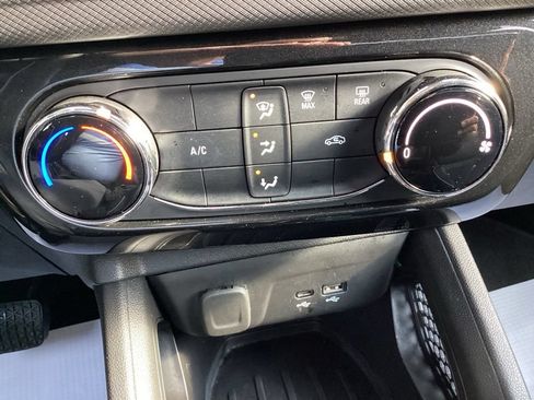 Used 2025 Chevrolet TrailBlazer LT AWD/4WD image 22