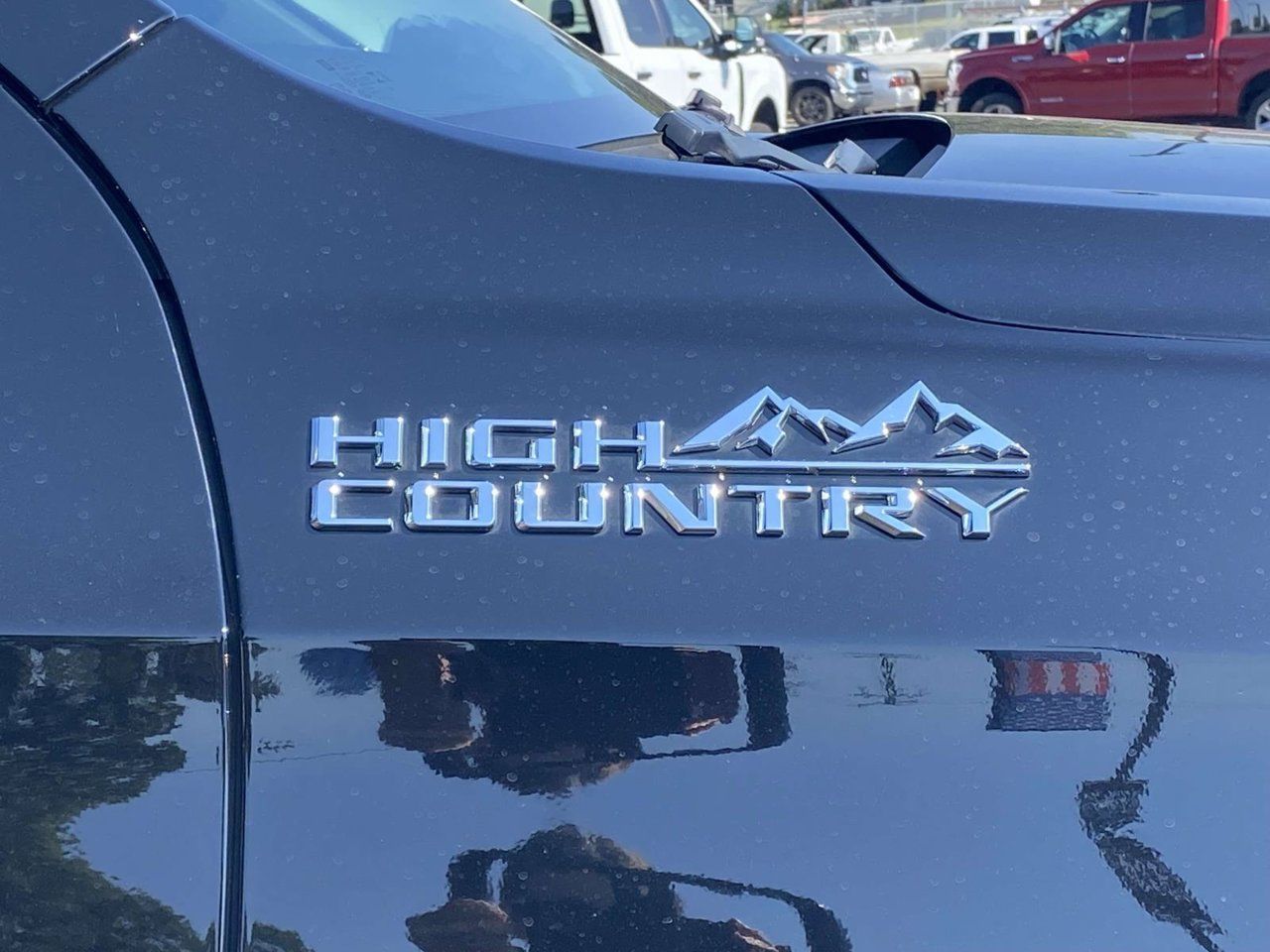 Used 2024 Chevrolet Suburban High Country w/ Premium Package 2 AWD/4WD image 12