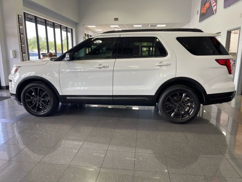 Used 2019 Ford Explorer XLT w/ Equipment Group 202A AWD/4WD image 2