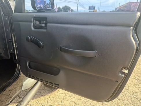 Used 2005 Jeep Wrangler X AWD/4WD image 16