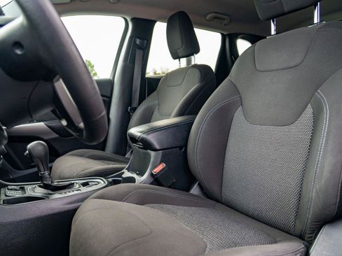 Used 2019 Jeep Cherokee Latitude w/ Popular Appearance Group FWD image 16