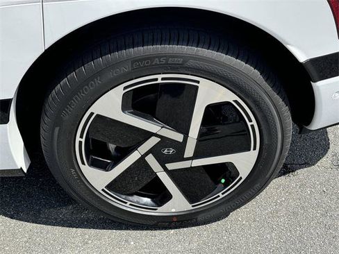 New 2026 Hyundai Ioniq 9 Calligraphy image 19