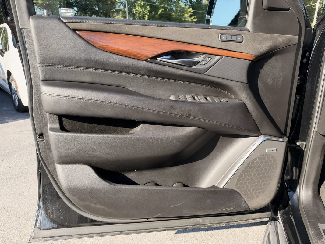 Used 2019 Cadillac Escalade Luxury AWD/4WD image 26