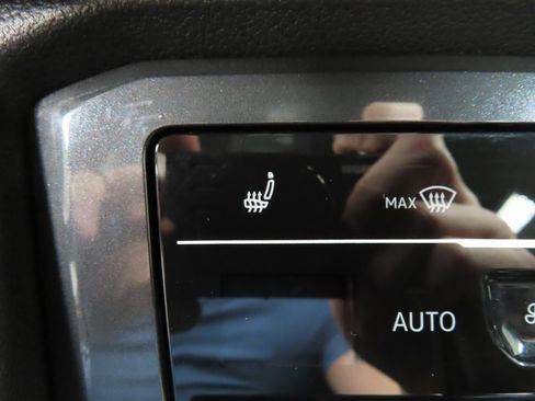 Used 2022 Volkswagen Tiguan SE image 50