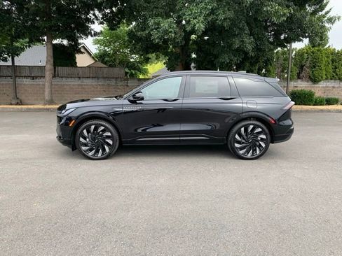 New 2025 Lincoln Nautilus Reserve image 2