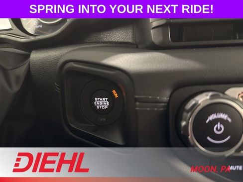 Used 2025 Jeep Wrangler Unlimited Rubicon w/ Convenience Group AWD/4WD image 25
