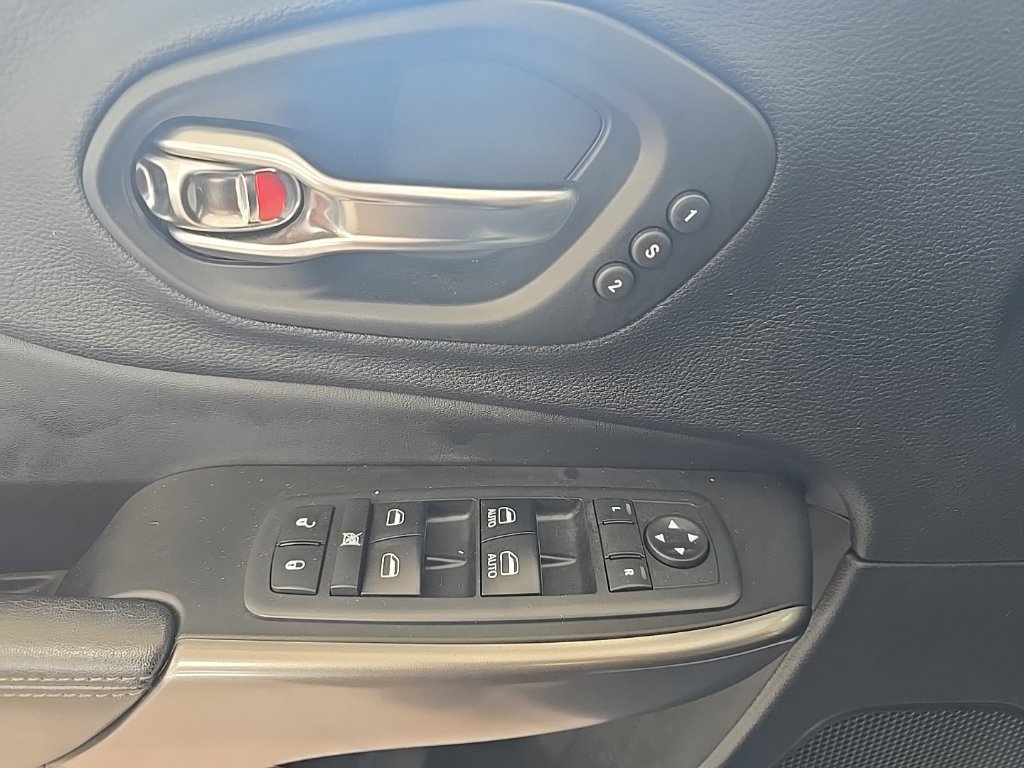 Used 2019 Jeep Cherokee Limited AWD/4WD image 15