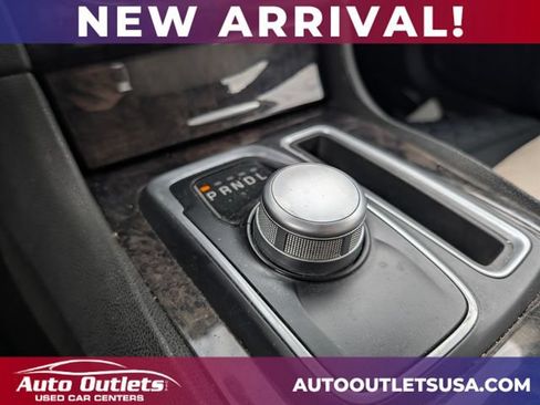 Used 2018 Chrysler 300 Limited AWD/4WD image 16
