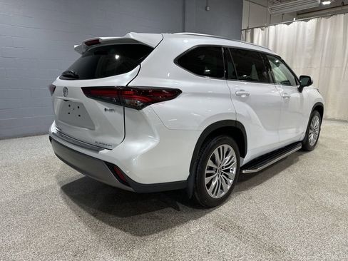 Certified 2025 Toyota Highlander Platinum image 3