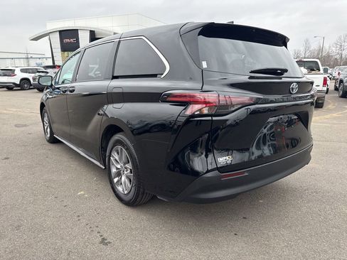 Used 2024 Toyota Sienna LE image 3