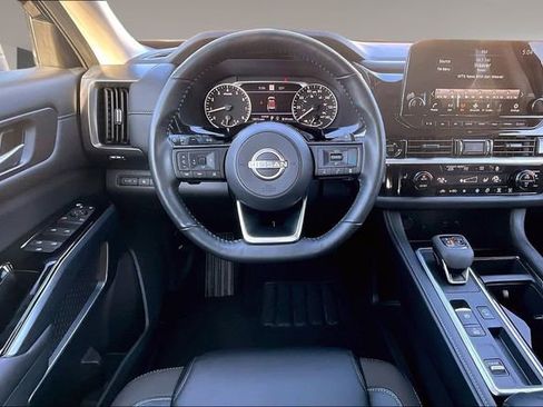 Used 2025 Nissan Pathfinder SL image 8