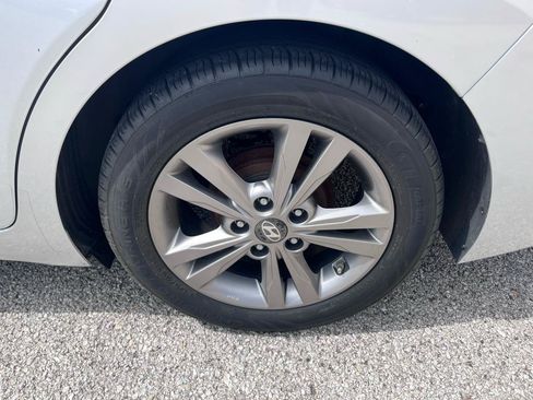 Used 2017 Hyundai Elantra Value Edition FWD image 9