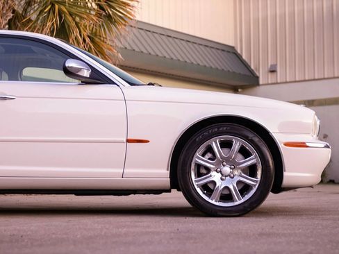 Used 2004 Jaguar XJ8 image 19