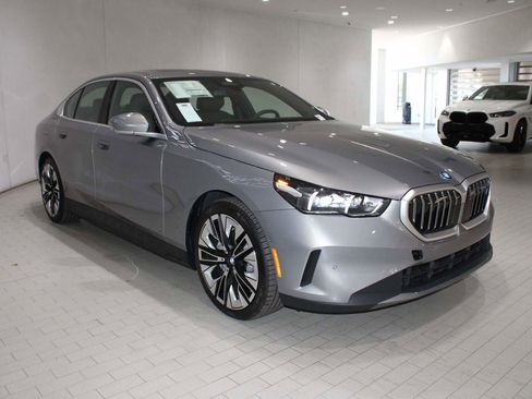 New 2026 BMW i5 eDrive40 w/ Premium Package RWD image 8