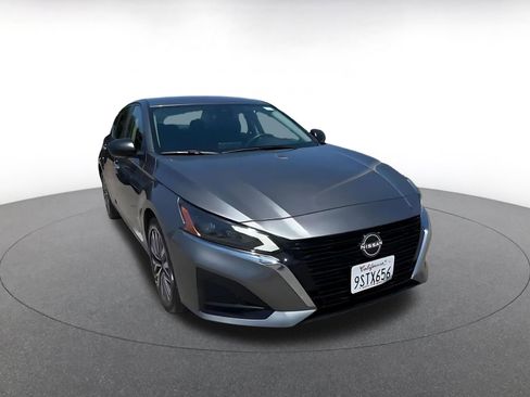 Used 2025 Nissan Altima 2.5 SV FWD image 3
