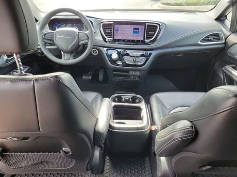 Used 2022 Chrysler Pacifica Touring-L w/ S Appearance Package image 18