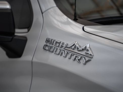 Used 2025 Chevrolet Silverado 1500 High Country AWD/4WD image 17