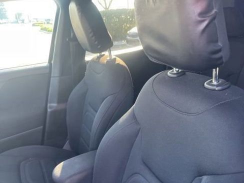 Used 2018 Jeep Renegade Latitude w/ UConnect 8.4 Nav Group image 11