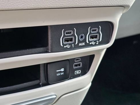 Used 2022 Chrysler Pacifica Touring-L FWD image 33