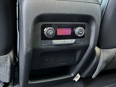 Used 2025 Chevrolet Traverse LT image 13