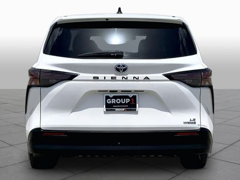 Used 2023 Toyota Sienna LE FWD image 5