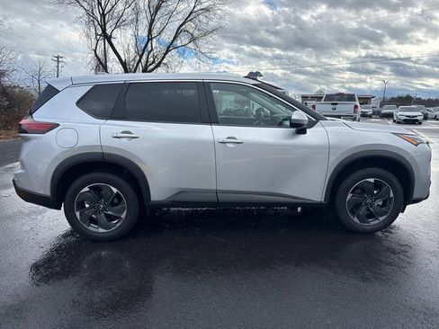 Used 2024 Nissan Rogue SV image 6