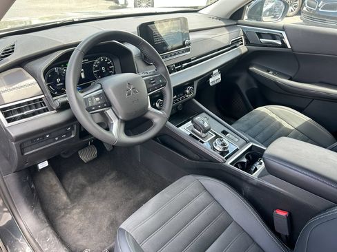 Used 2025 Mitsubishi Outlander 4WD Plug-In Hybrid image 27