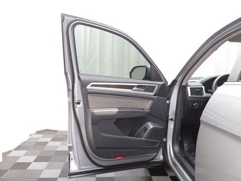 Certified 2022 Volkswagen Atlas SE image 4