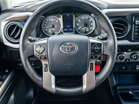 Used 2018 Toyota Tacoma SR5 AWD/4WD image 16