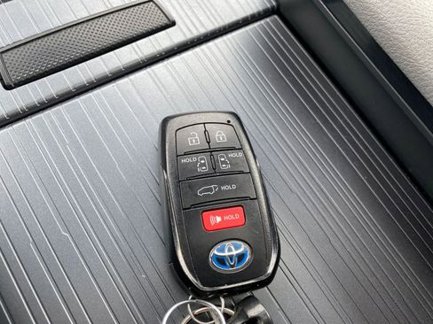 Used 2025 Toyota Sienna XLE image 28