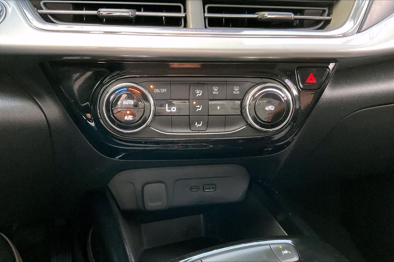 Used 2025 Chevrolet Trax LT w/ LPO, Blackout Package FWD image 34