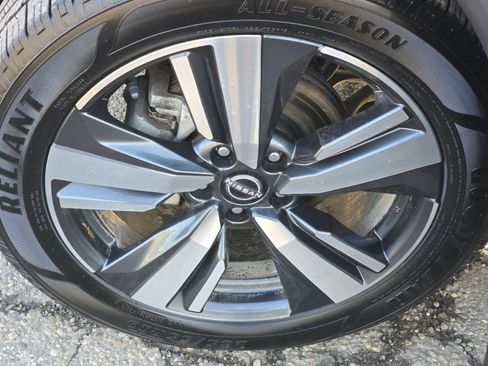 Used 2023 Nissan Rogue SL w/ SL Premium Package image 32