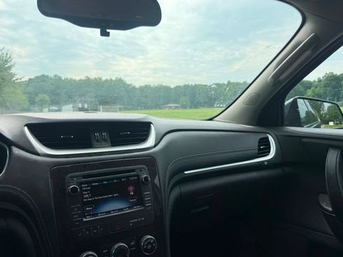 Used 2015 Chevrolet Traverse LT w/ Style and Technology Package FWD image 11