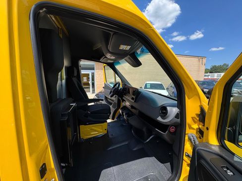Used 2021 Mercedes-Benz Sprinter 2500 image 14