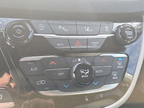 Used 2024 Chrysler Pacifica Touring-L image 17